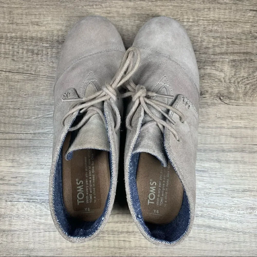 TOMS~Desert Wedge~Taupe~Suede Ankle Booties~Youth~ Size 6~Lace Up‎